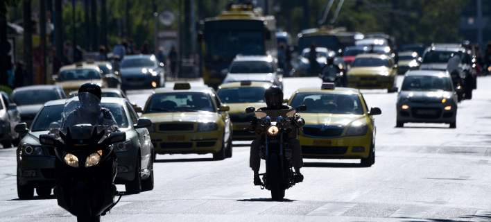 Βαριές «καμπάνες» προβλέπει ο νέος ΚΟΚ – Τσιγάρο, κινητό και πάρκινγκ σε ράμπες θα αφαιρούν δίπλωμα και πινακίδες